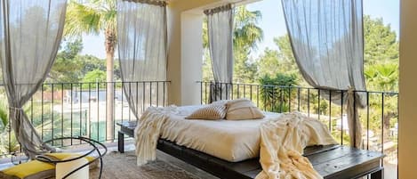 5 bedrooms, iron/ironing board, free WiFi, bed sheets