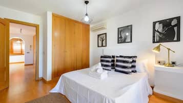5 Schlafzimmer, BĂŒgeleisen/BĂŒgelbrett, kostenloses WLAN, BettwĂ€sche