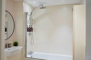 Shower, hair dryer, shampoo - Royal Docks Modern 1BDR Riverside Flat and Balcony (Greater London)
