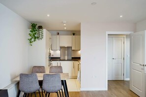 Dining - Royal Docks Modern 1BDR Riverside Flat and Balcony (Greater London)