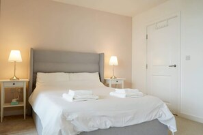 1 bedroom, iron/ironing board, Internet - Royal Docks Modern 1BDR Riverside Flat and Balcony (Greater London)