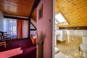 Standaard tweepersoonskamer, uitzicht op bergen | Badkamer