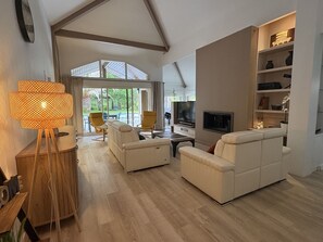 TV, video games, books - Splendid villa with swimming pool, 5-minute bike ride to the beach, a haven of serenity (Moliets-et-Maa)