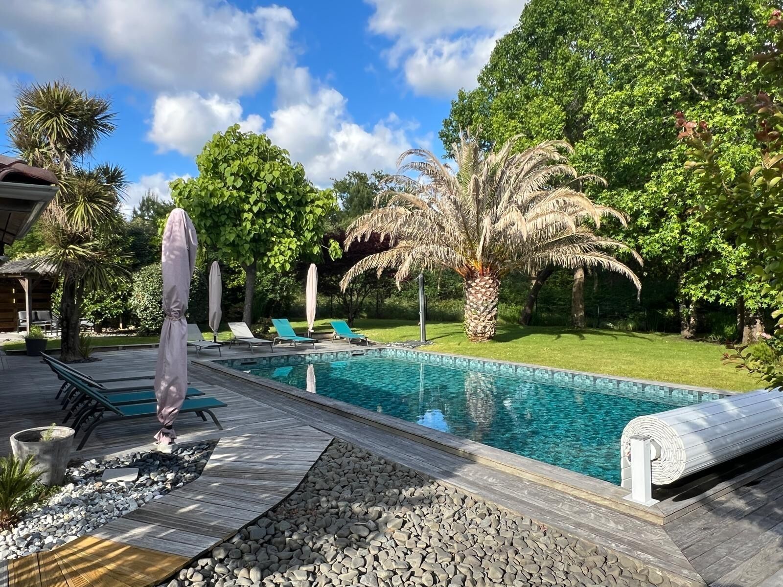 Una piscina al aire libre, una piscina climatizada
