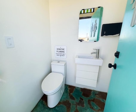 Bathroom. Tarantula Ranch Vineyard - Death Valley