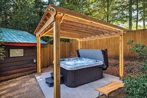 Outdoor spa tub - Daltun’s Ranch | Hot Tub • Game Room • Firepit (Asheville)