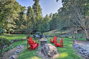Terrace/patio - Daltun’s Ranch | Hot Tub • Game Room • Firepit (Asheville)