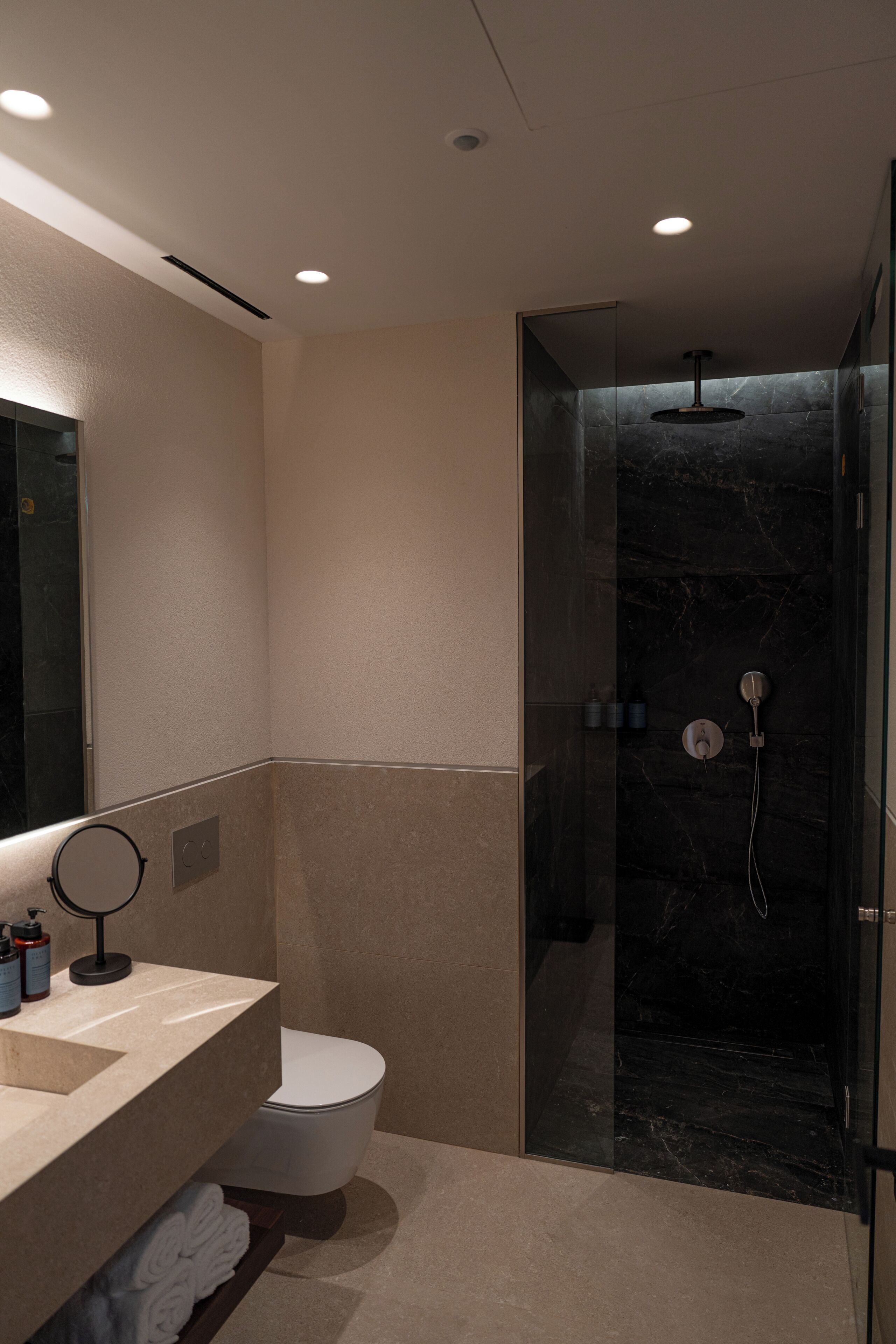 Junior-Suite, Balkon | Badezimmer | Dusche, Haartrockner, Hausschuhe, Handtücher