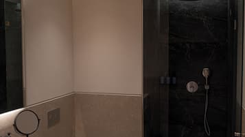 Suite Junior, balcone | Bagno | Doccia, asciugacapelli, pantofole, asciugamani