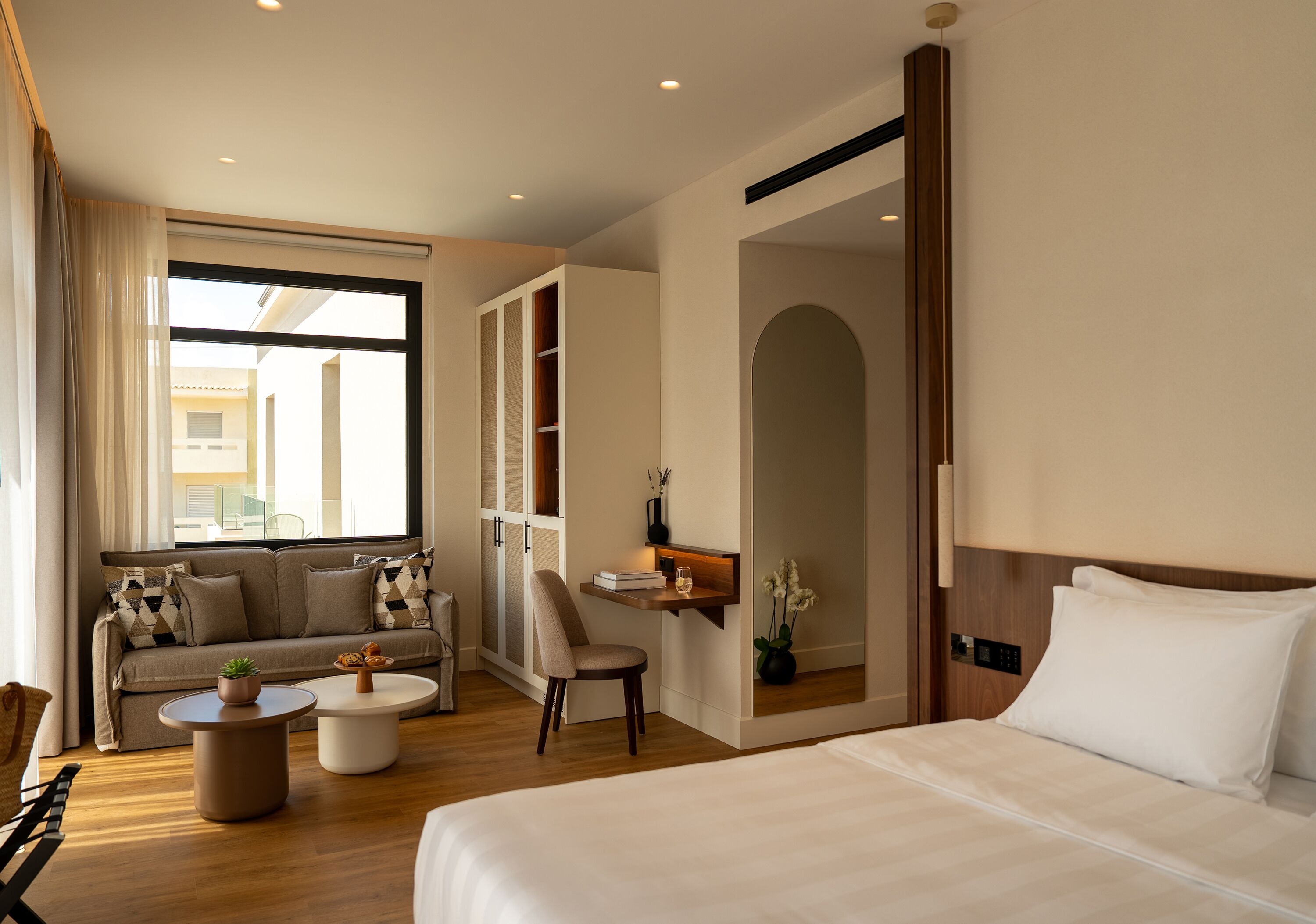 Hypo-allergenic bedding, minibar, in-room safe, laptop workspace
