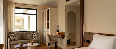 Junior-Suite, Balkon | Allergikerbettwaren, Minibar, Zimmersafe, laptopgeeigneter Arbeitsplatz