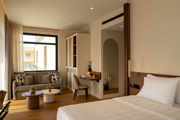 Junior Suite, Balcony | Peralatan tempat tidur hipoalergenik, bar mini, peti besi dalam bilik