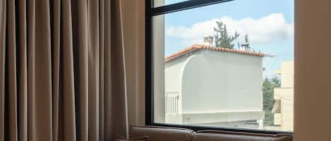 Suite junior, balcón | Ropa de cama hipoalergénica y minibar