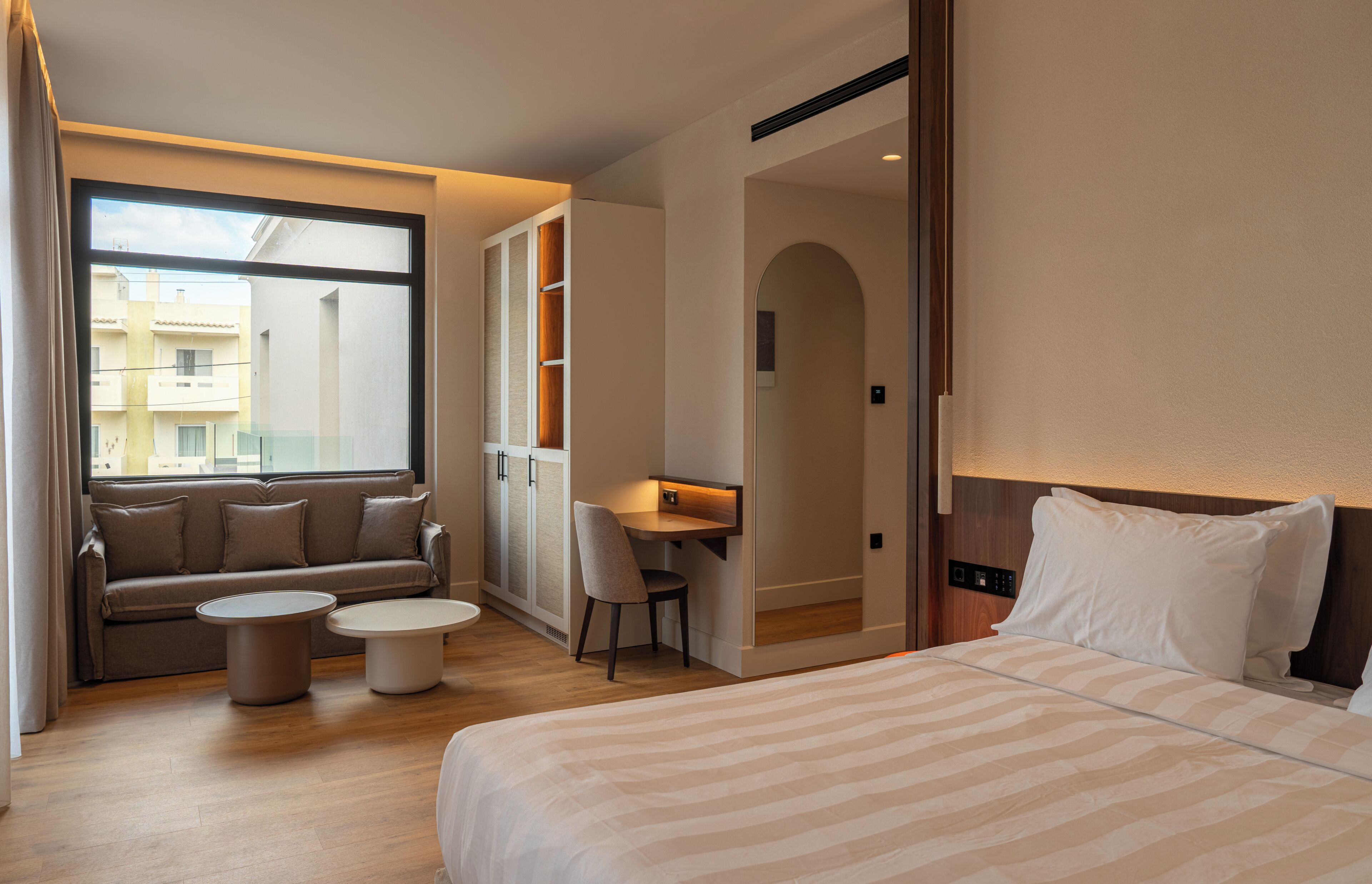 Hypo-allergenic bedding, minibar, in-room safe, laptop workspace