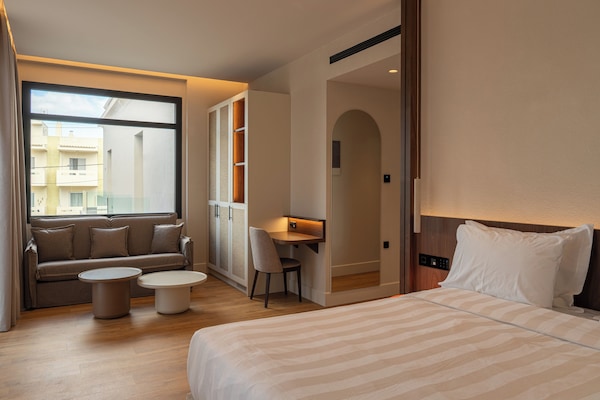 Suite junior, balcón | Ropa de cama hipoalergénica y minibar
