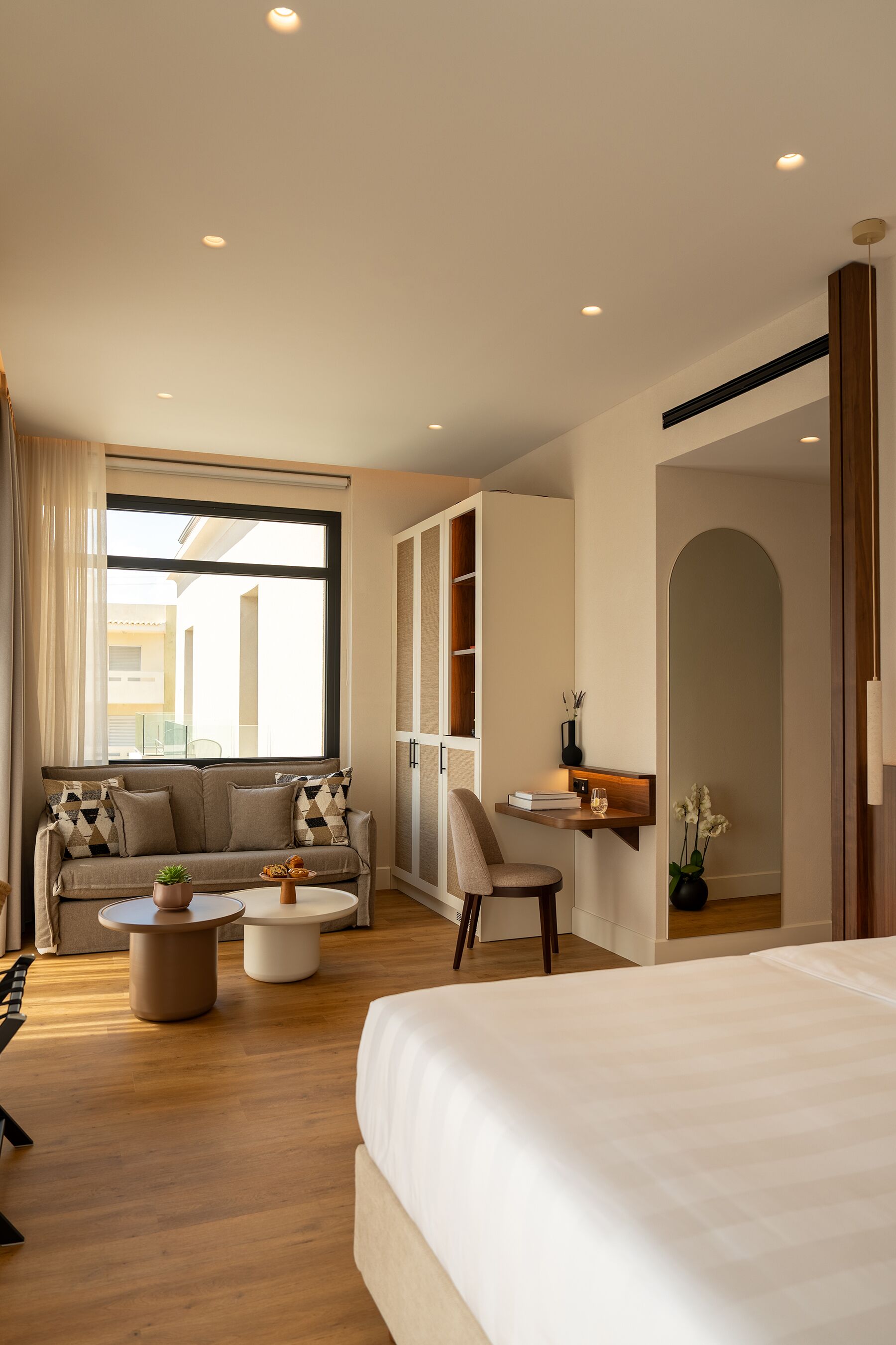 Suite Junior, balkon | Seprai antialergi, minibar, brankas, dan meja kerja