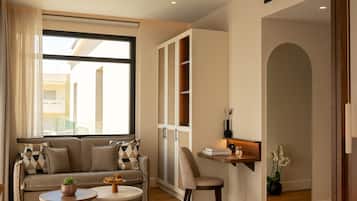 Suite Junior, balkon | Seprai antialergi, minibar, brankas, dan meja kerja
