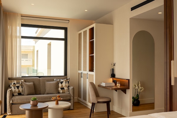 Junior suite, balkon | Hypoallergeen beddengoed, een minibar, een kluis op de kamer, een bureau