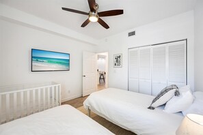 2 bedrooms, desk, iron/ironing board, free WiFi - Renovated 2BR in Pelican Bay - Private Beach Access & Amenities (Naples)