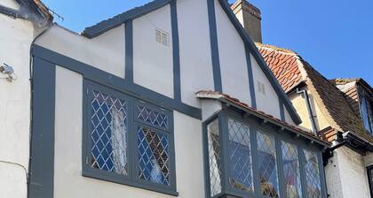 Seaside historic cottage - in the heart of Hastings Old Town