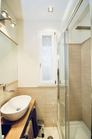 Shower, hair dryer, bidet, towels - Campo dei Fiori. modern and quiet apartment with patio and A/C. (Roma)