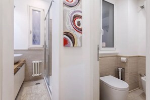 Shower, hair dryer, bidet, towels - Campo dei Fiori. modern and quiet apartment with patio and A/C. (Roma)