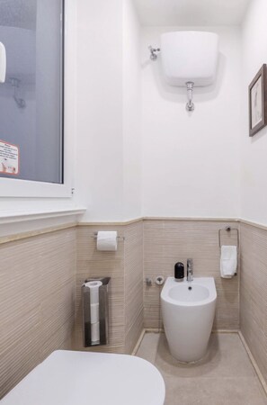 Shower, hair dryer, bidet, towels - Campo dei Fiori. modern and quiet apartment with patio and A/C. (Roma)