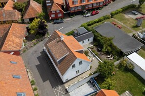 Ein Luftbild eines Wohngebiets mit Häusern, einer Straße und einem kleinen Parkplatz.