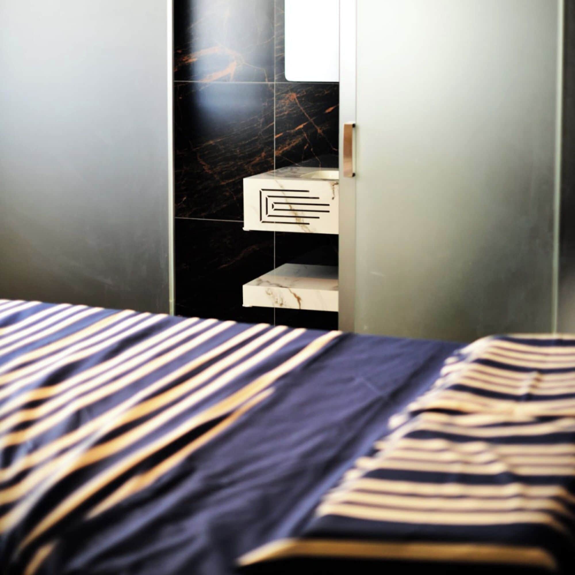 Ein modernes Schlafzimmer mit Bett, Nachttisch und Spiegel.
