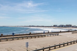 On the beach - Oceanfront Apartment w/ 2 Bedroom + den & pool access (Hampton)