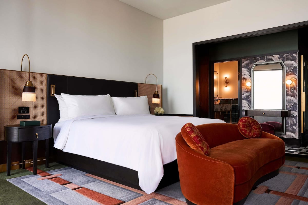 Peralatan tempat tidur premium, bar mini, peti besi dalam bilik 