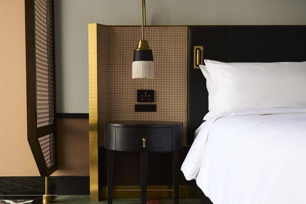 Peralatan tempat tidur premium, bar mini, peti besi dalam bilik 