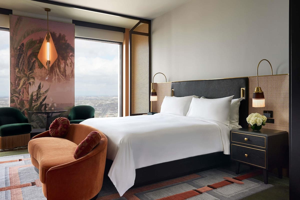 Peralatan tempat tidur premium, bar mini, peti besi dalam bilik 