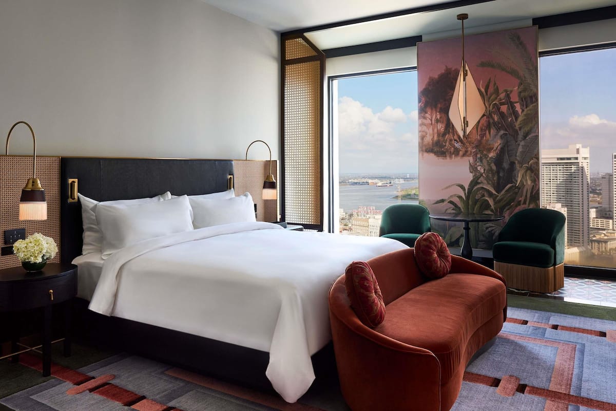 Peralatan tempat tidur premium, bar mini, peti besi dalam bilik 