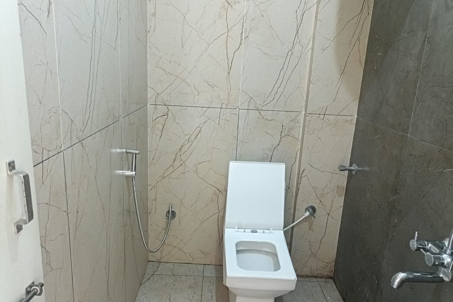Un baño pequeño con inodoro, ducha y lavamanos.
