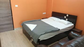 Kamar Double atau Twin Comfort, 1 Tempat Tidur King, Bebas Asap Rokok, AC | Busa memori, brankas, meja kerja, dan Wi-Fi gratis