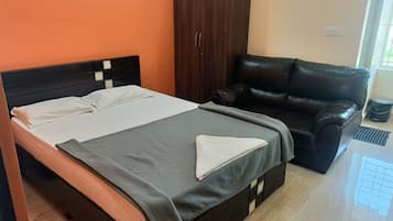 Matelas mémoire de forme, coffres-forts dans les chambres, bureau