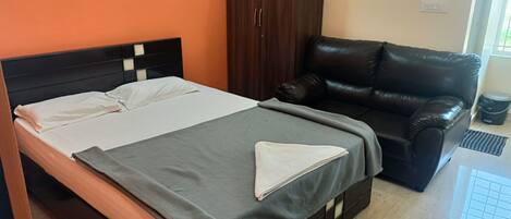 Colchones con efecto memoria y caja de seguridad en la habitación