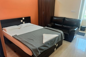 Bedden met traagschuimmatrassen, een kluis op de kamer, een bureau