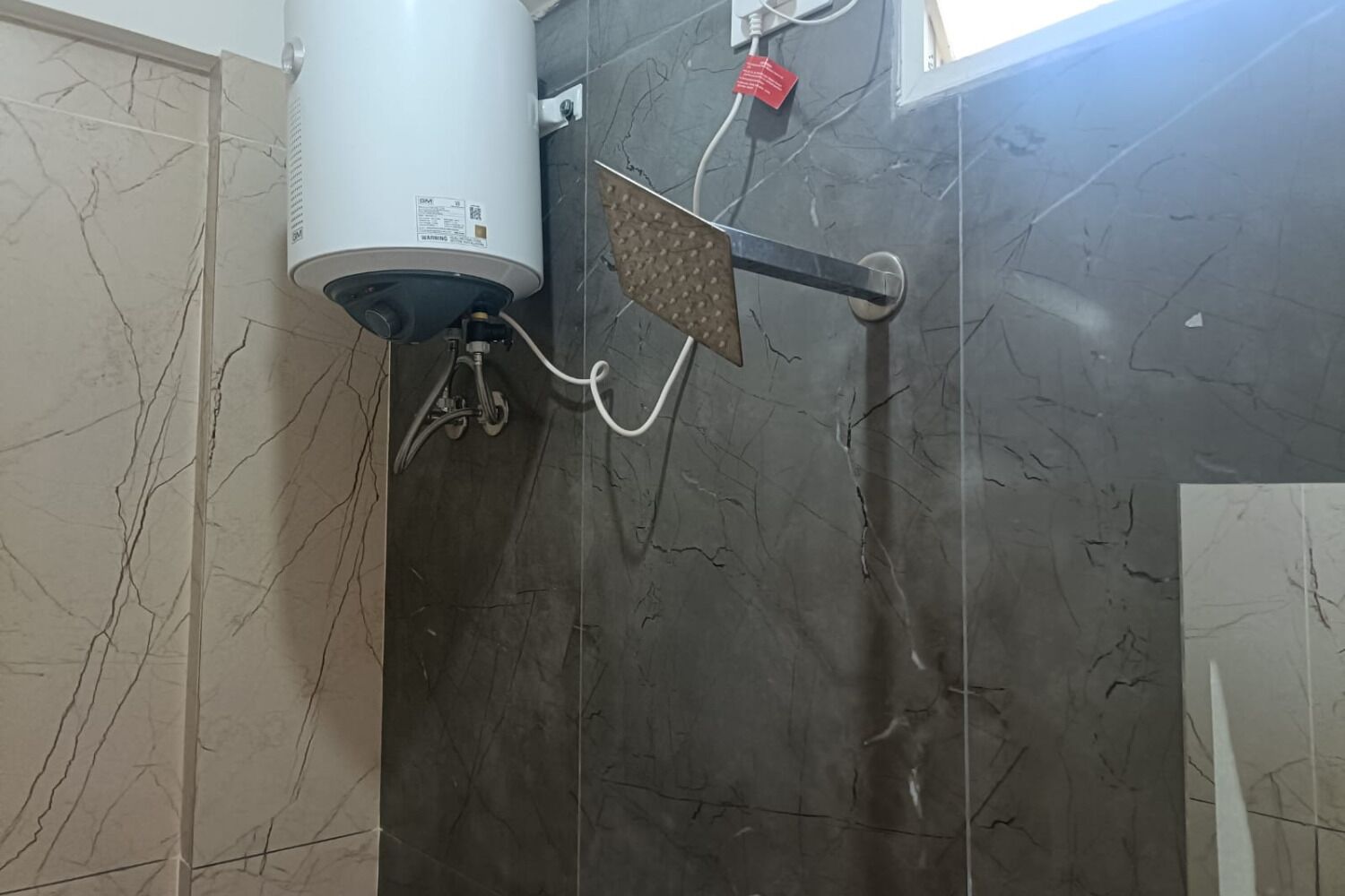 Shower, pancuran hujan, perlengkapan mandi gratis, dan handuk