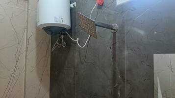 Shower, pancuran hujan, perlengkapan mandi gratis, dan handuk
