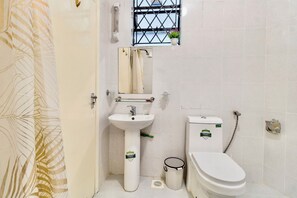 Bidet, Handtücher, Seife, Toilettenpapier