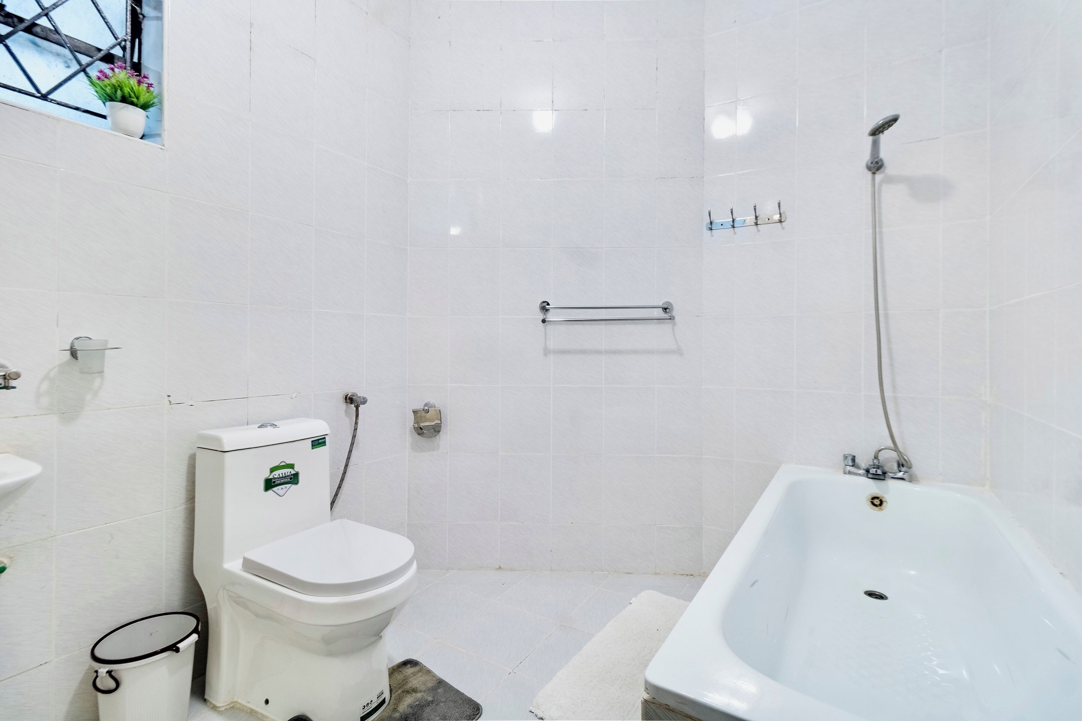 Un baño con inodoro, bidé y bañera.