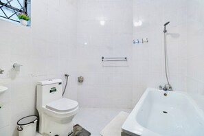 Bidet, Handtücher, Seife, Toilettenpapier