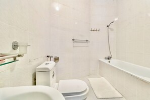Bidet, Handtücher, Seife, Toilettenpapier