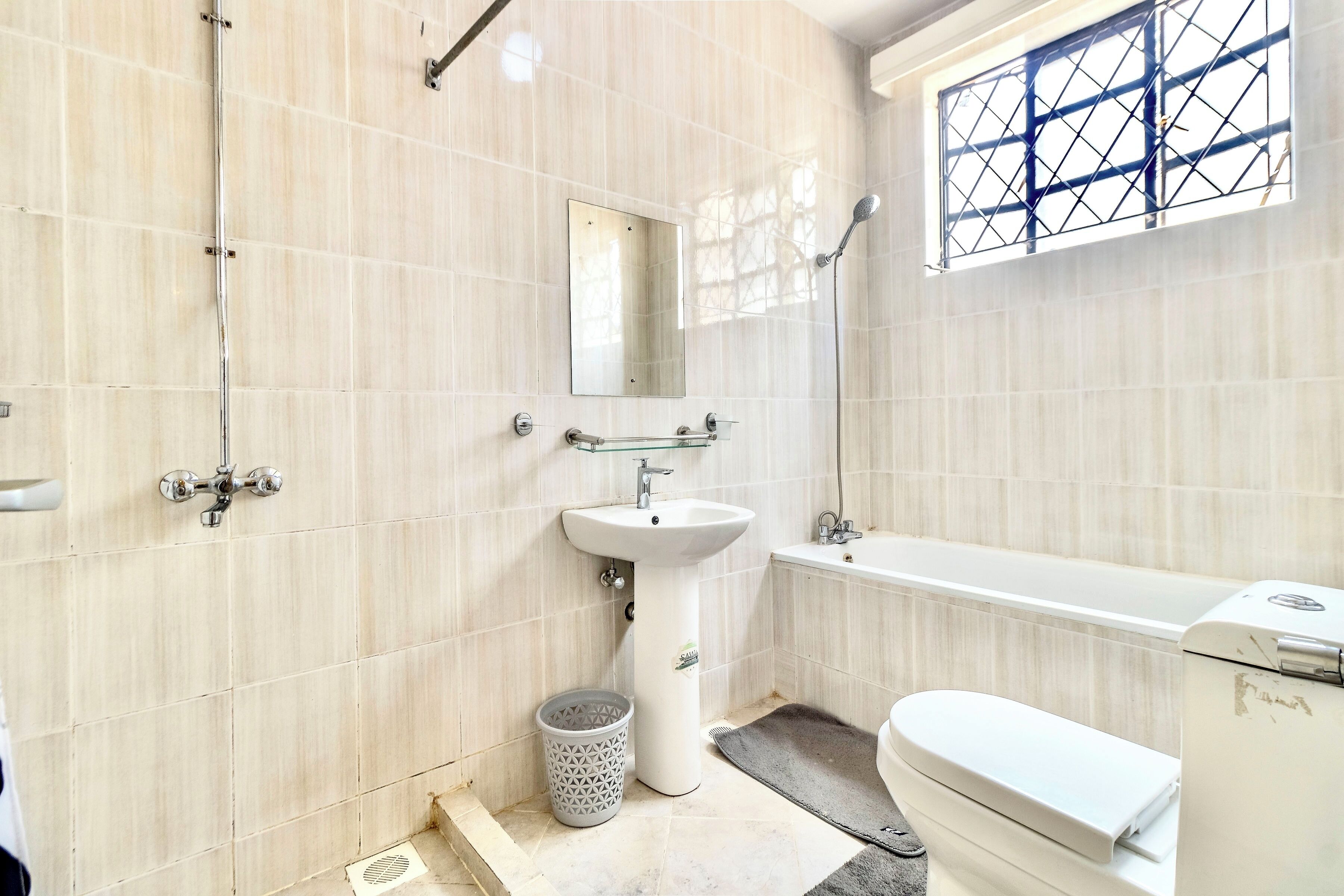 Bidet, serviettes fournies, savon, papier toilette