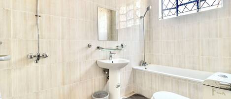 Bidet, serviettes fournies, savon, papier toilette