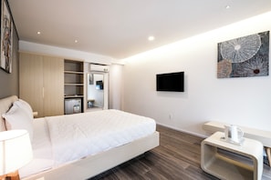 1 bedroom, WiFi, bed sheets - Sunlit Spacious Top-Floor Suite in Central Downtown, Ben Thanh, District 1 (Thành phố Hồ Chí Minh)