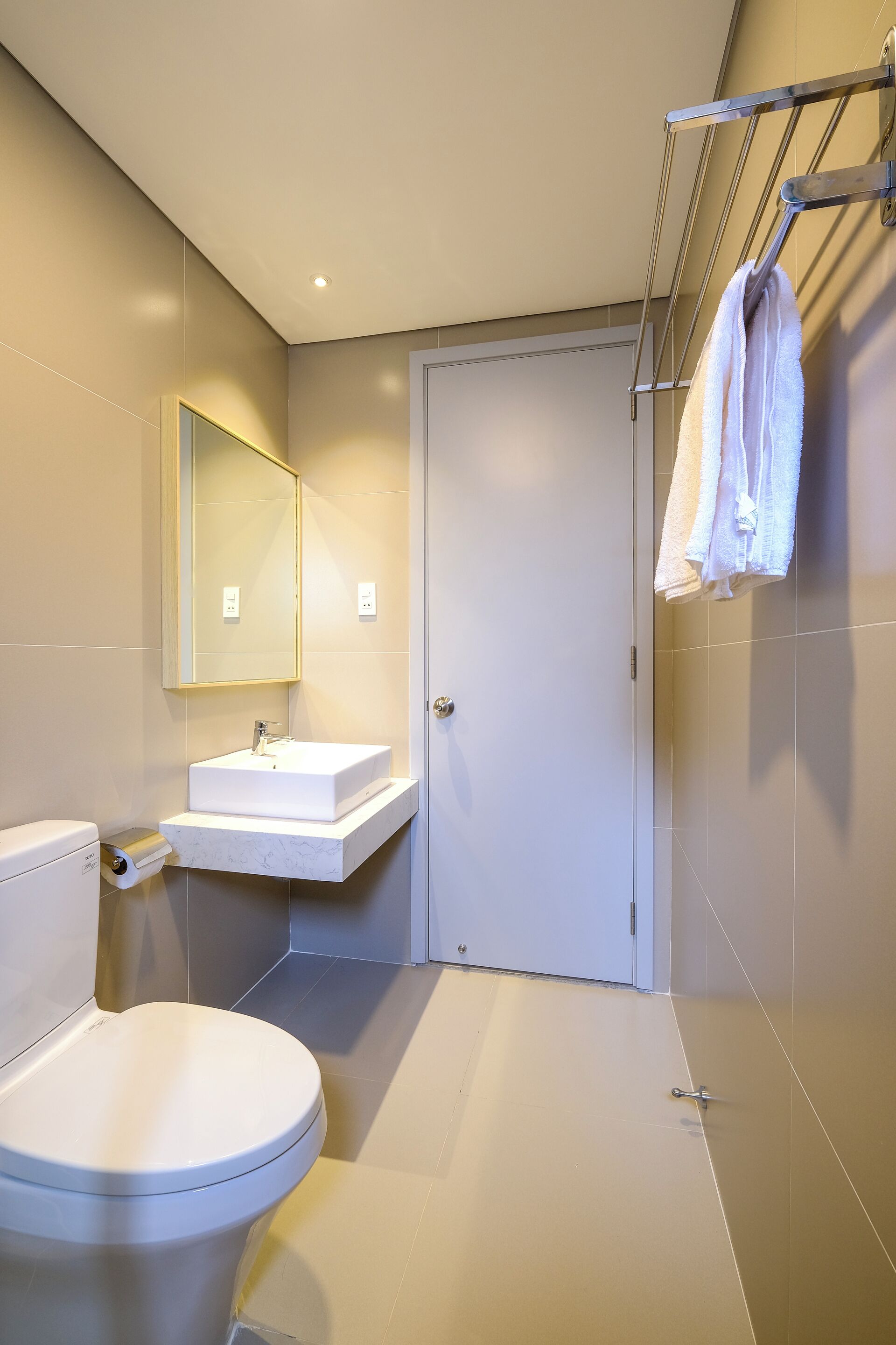 Shower, hair dryer, bidet, towels