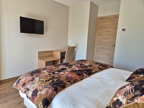 4 bedrooms, in-room safe, desk, iron/ironing board - Gîte Côme en Aubrac ☆☆☆☆☆(new, opening 15/05/26) (Saint-Côme-d'Olt)